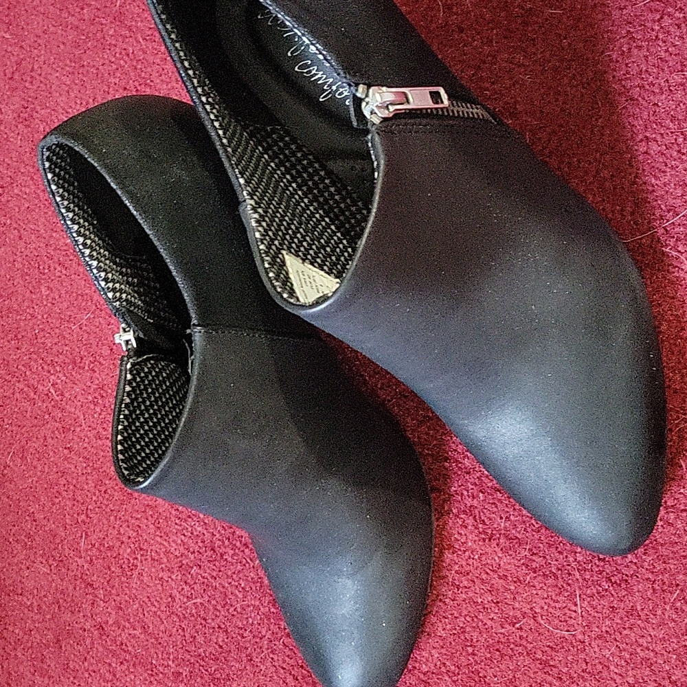 2 toned black leather ankle boots 9 1/2